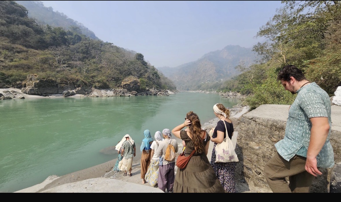 Travellers walking beside the Ganga